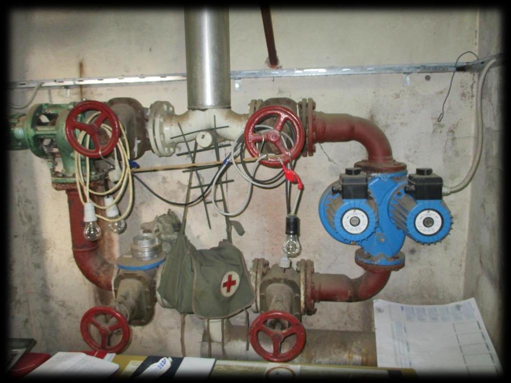 Ogrevalni razvodi so opremljeni z navadnimi obtočnimi črpalkami in dokaj dotrajanimi ventili.