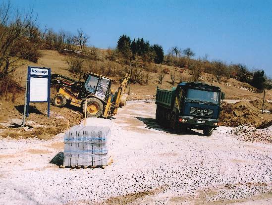 Gradnja ceste okrog vrtače za akumulacijo na Kanalskem vrhu. energetskih del na obeh gradbiščih elektrarne imajo v Novi Gorici v teku vrsto razpisov za oddajo del.