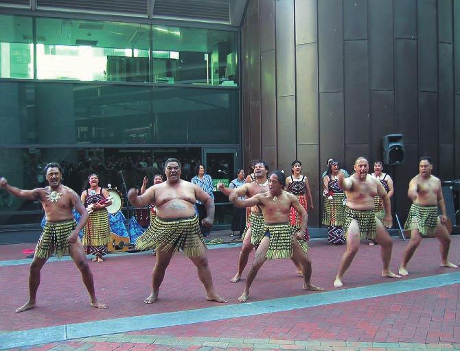 68 Bojni ples Maorov Haaka izvira še iz ljudožerskih časov. Običajno popotniki vzamejo v najem potovalni kombi, ki je lahko tudi posebej prirejen za družino ali pa skupino.