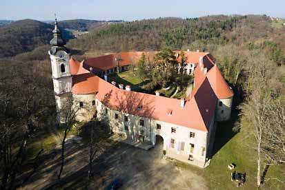 OSTALO 65 Obisk gradu Grad v letu 2018 Zavarovano območje narave Krajinski park Goričko in grad Grad obišče iz leta v leto vse več domačih in tujih obiskovalcev.