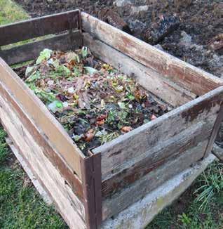 Dober kompost v vrtu Vanes Husić Doma za vrtno uporabo ustvarjamo skozi vso sezono kompost, ki ga jeseni vdelamo v tla kot organsko gnojilo.