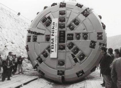 4 tema meseca Po slavnostnem zaëetku vrtanja tunela za HE Plave II je nepredvidena geoloπka sestava hribine hitro ustavila napredovanje stroja TBM.