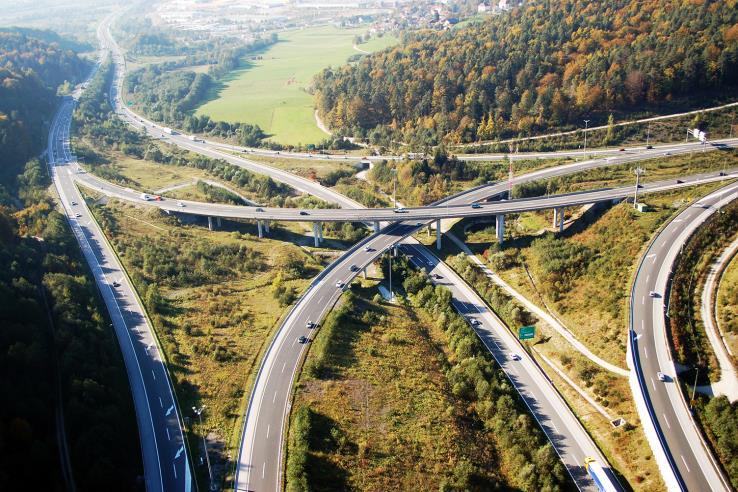 PLAN VLAGANJ V CESTE Z obstoječo dinamiko vlaganj v cestno infrastrukturo, bodo do leta 2023 v znatnem obsegu obnovljene glavne in regionalne ceste,