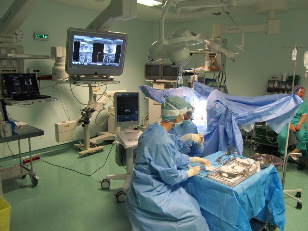 Slika 1: Poseg v operacijski sobi v sterilnih oz.