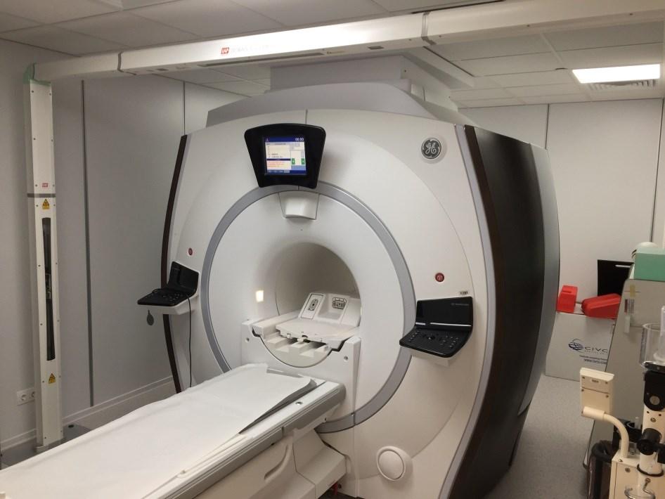 3.3 MR slikanje Po končani vstavitvi aplikatorjev sledi MR slikanje, pred katerim bolnici apliciramo spazmolitik intravenozno v bolusu za umiritev peristaltike v črevesju.