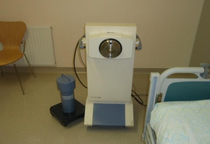 3.8 Priklop bolnice na obsevalno napravo Brahiterapija RMV se izvaja na obsevalni napravi z naknadnim polnjenjem, t.i. afterloaderjem (Slika 8).