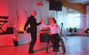 Zaradi cerebralne paralize - možganske poškodbe, ki je posledica prezgodnjega rojstva, - za vijuganje skozi življenje uporablja invalidski voziček.