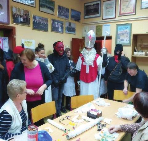 DRUŠTVA Miklavžev obisk vezilij v Lipovcih Na dan svetega Miklavža, 6. 12. 2018 zvečer, je skupino vezilij v Lipovcih obiskal sv. Miklavž s svojim spremstvom.