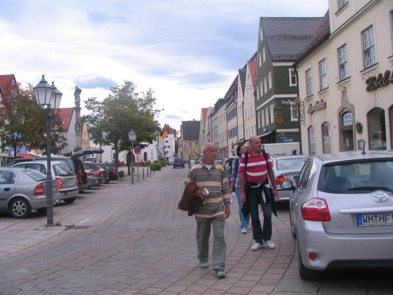 554613/10.737289). Blizu gradov pa je še eno lepo mesto, zadnje na Romantische Straße, Füssen.