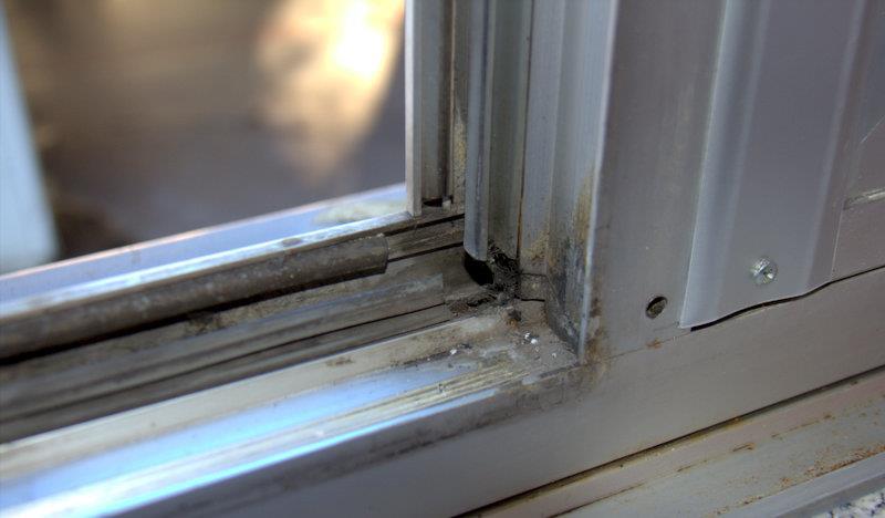 Tesnjenje oken silikonska tesnila Aluminijasta ali plastična okna: