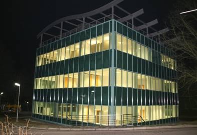 Zasnova stavbe Armirana betonska konstrukcija s stekleno fasado Steklene površine z barvnim steklom Uporaba OVE in URE s toplotno črpalko