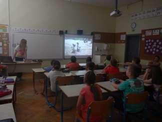 Tokrat smo učno uro pričeli v učilnici, saj smo potrebovali projektor, da smo si lahko ogledali videoposnetka.
