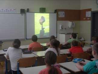 Slika 89: Prikaz posnetka dela Michaela Graba. V pogovoru o likovni nalogi smo učencem prikazali reprodukcijo dela Michaela Graba iz cikla Poletje 2012 (Slika 91).