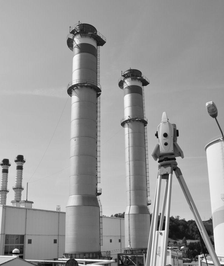 3 PRAKTIČNI PRIMER Opisano metodo določitve nevertikalnosti visokega dimnika testiramo na primeru dveh dimnikov plinskih turbin v Termoelektrarni Brestanica (slika 2), ki sta visoka približno 65