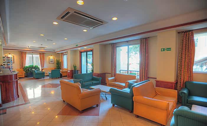 com Lega: Hotel s prijetnim vzdušjem, priljubljen predvsem pri družinah, je samo 150 m od promenade v