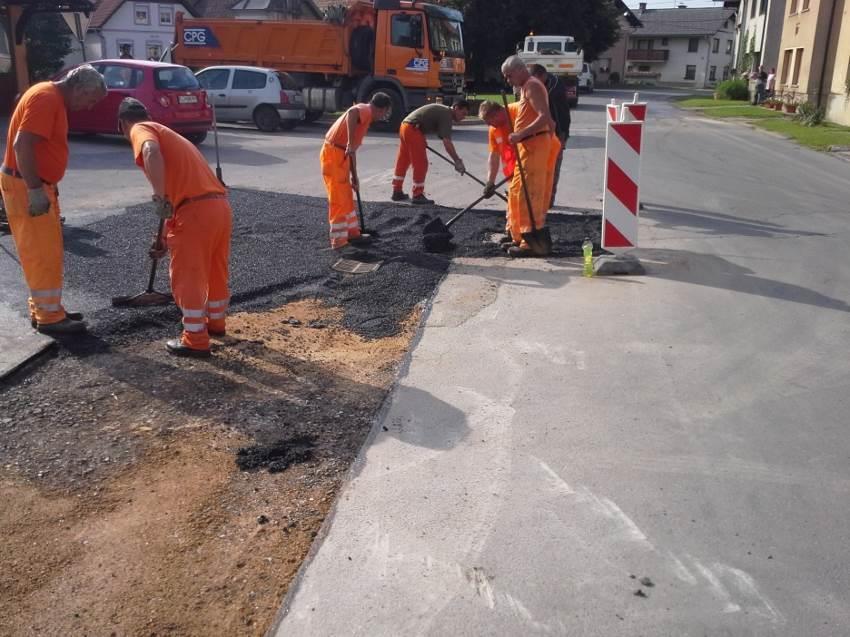 Slika 18: Krpanje cest z asfaltom Občina Ribnica je za potrebe vzdrževanja cest v letu 2015 namenila 355.000 (170.