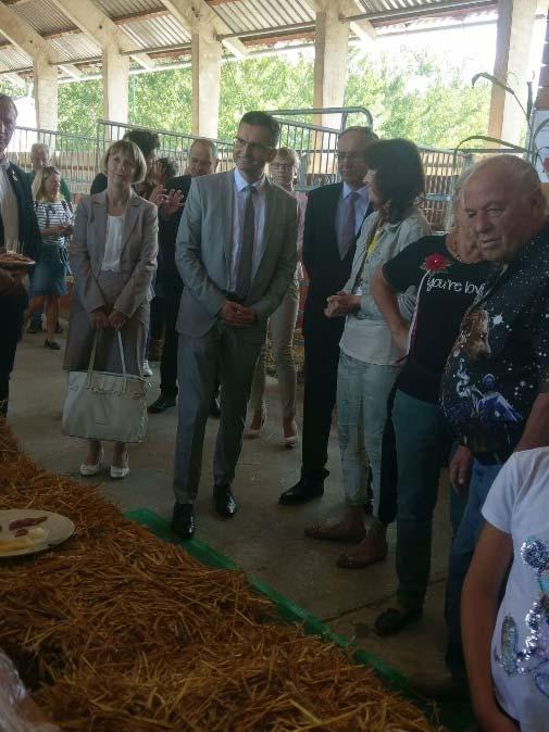 Novo izvoljeni predsednik vlade Marjan Šarec je z drugimi visokimi gosti tudi obiskal razstavni prostor izbranih