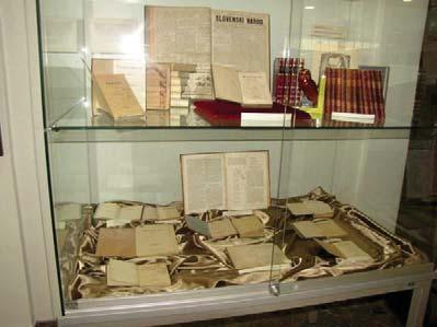 9.3. Razstave Razstave so ena izmed vrst knjižnične komunikacije z obiskovalci, saj popularizirajo najrazličnejše domoznanske zbirke, slavnostno obeležujejo pomembne obletnice slovenskih pisateljev