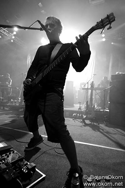 Jani Hace je bas kitarist v skupini