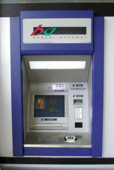 Slika 5: Bankomat Vir: (Delo, 2006). 4.5 POS terminal Nakupe na prodajnih mestih lahko opravljamo ne le z gotovino, ampak tudi s plačilno kartico preko POS (Point of sale) terminalov.
