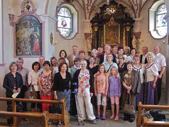 Srečanje s Slovenci v cerkvi v švicarskem Hünenbergu Po našem nastopu nas je duhovnik odpeljal še v kulturni dom Slovencev, kjer so nas lepo sprejeli in pogostili, mi pa smo se jim za gostoljubnost