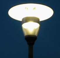 Svetilke za zunanjo razsvetljavo Svetilke za zunanjo razsvetljavo imajo podobne naloge kot svetilke za notranjo razsvetljavo, vendar