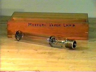 Umetni svetlobni viri - zgodovina Potek razvoja žarnice (1820-1960) žarnica s platinasto žarilno nitjo (De la Rue) 1820 prva žarnica z naogljeno žarilno nitjo (Shepard) 1850 prvi patent za žarnico