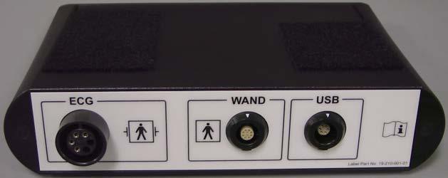 Vklopite povezovalnik kabla programerske paličice OMNI II v vtičnico na zadnji strani vmesnika, ki je označena z napisom WAND (Paličica).