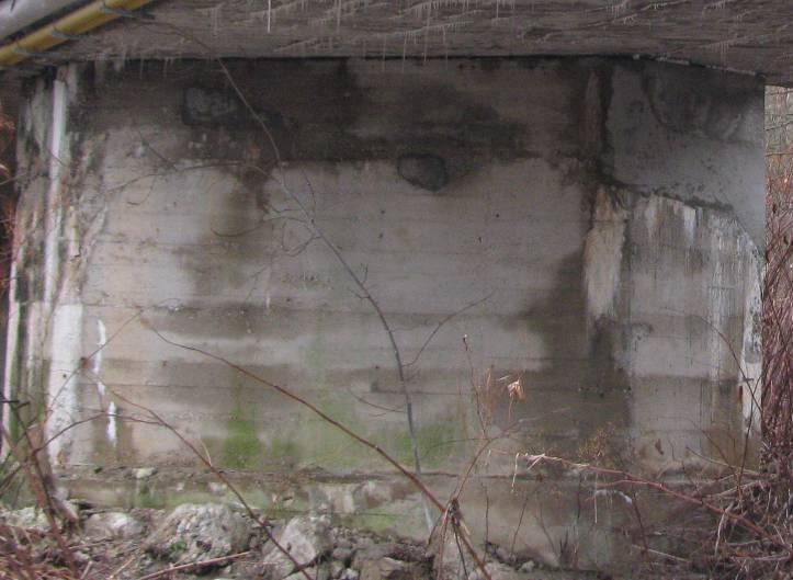2 Oporniki Na krajnih opornikih posameznih polj (masivni nearmirani oporniki) so prisotne poškodbe betona, ki so posledica zamakanja zgornje konstrukcije.