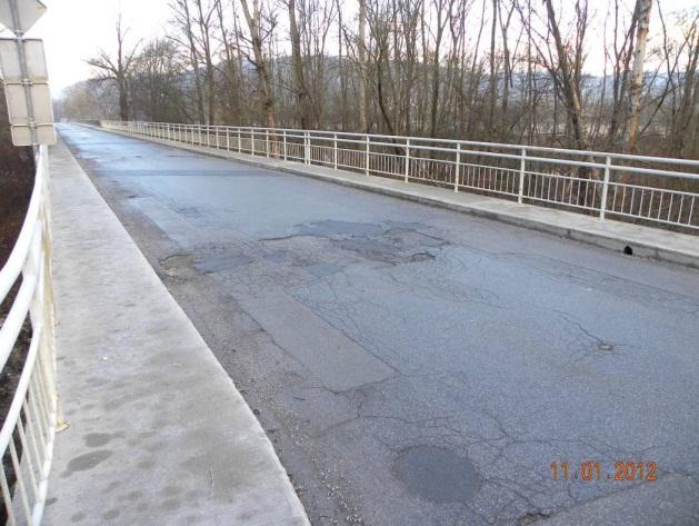 12 Cvajnar, U. 2014. Analiza poteka sanacije mosta čez Savo v Dolskem. Dipl. nal. Ljubljana, UL FGG, Visokošolski strokovni študijski program Operativno gradbeništvo. 2.4.4 Cestišče Na vozišču so prisotne močne poškodbe asfaltne plasti, ki se kažejo kot mrežaste razpoke, ki segajo skozi celoten prerez asfaltne plasti.