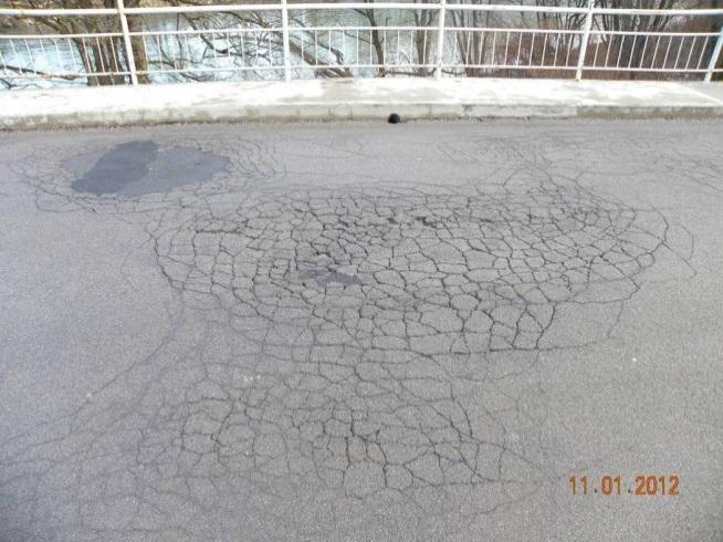 Na nekaterih delih je prisotno lokalno krpanje asfaltne površine, ki je večinoma izvedeno neustrezno. Prisotne so tudi prečne razpoke v asfaltu na mestih dilatacij med posameznimi polji.