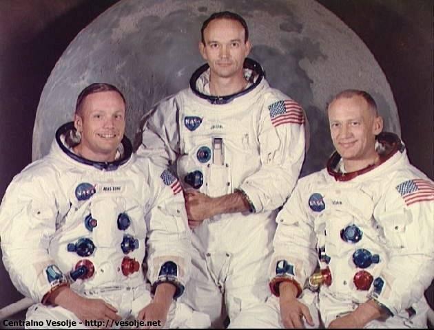 In 12. aprila 1961 je prvi človek v zgodovini poletel v vesolje, obkrožil Zemljo in se vrnil v svojo bazo. To je bil Jurij Aleksejevič Gagarin, ki je poletel z vesoljsko ladjo Vostok 1.