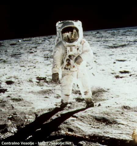 Največji dogodek pa se je zgodil 21. julija 1969, ko je prva človeška posadka z vesoljske ladje Apollo 11 stopila na Luno. PRVI ČLOVEK NA LUNI odprava izstrelitev/pristanek Apollo 11 16.7.