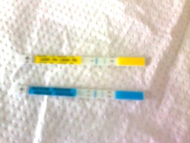 Na sliki 4 2 vidimo določevanje prisotnosti svinca (rumeno) in pesticidov (modro) v vodi, obdelani z waterpik R-7.