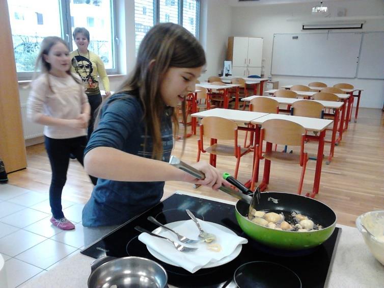 Naslov: Načini prehranjevanja Št. ur: 32 Razred: 9. Načini prehranjevanja je izbirni predmet, ki ga obiskujejo učenci devetega razreda in je nadgradnja predmeta Sodobna priprava hrane.