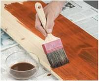 2.2 LUŽENJE Z VODNIMI LUŽILI Namen luženja Luženje je postopek, pri katerem spremenimo naravno barvo lesa, ne da bi pri tem prekrili njegovo teksturo.