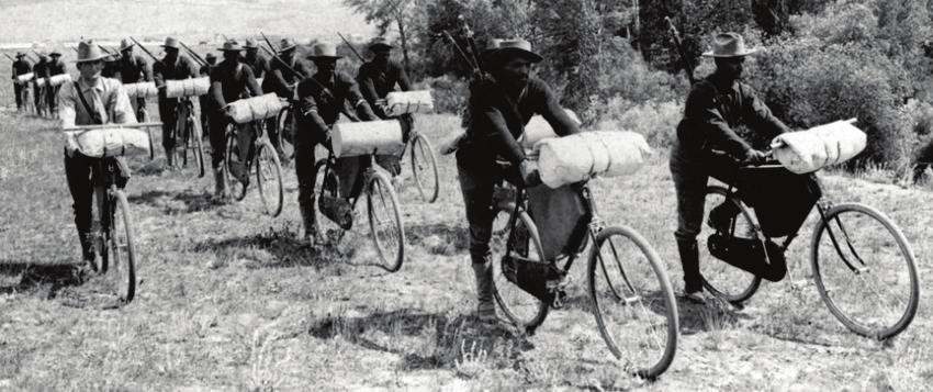 1 UVOD Zgodovino gorskega kolesarstva obkrožajo določeni miti, mejniki in dejstva, ki segajo v začetek 19. stoletja, ko so vojaki t. i.»buffalo Soldires«testirali kolesa po neurejenih terenih za vojaško uporabo.