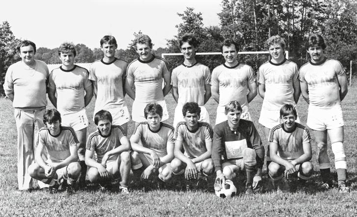 16 1977 2007 Leta 1982 je bilo v Veliki Polani ustanovljeno Športno društvo, v sklopu katerega je bil imenovan tudi odbor nogometne sekcije.