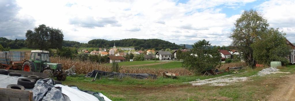 Slika 4: Pogled na obravnavano območje z južne strani; v ozadju kmetija in naselje Hrastulje I.