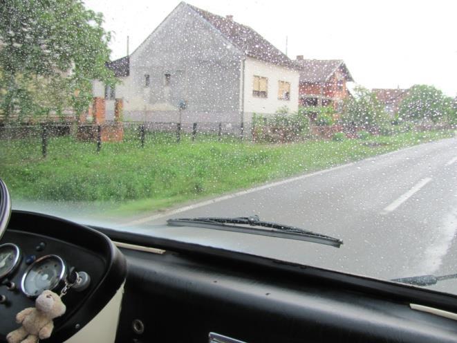 Na poti proti Bosni naju je prvič ujel tudi dež.