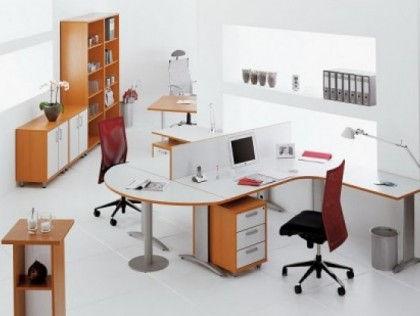 4 BÜRO UND MÖBEL Poslovni sekretar opravlja večino svojih funkcij v pisarni, za mizo in po telefonu.