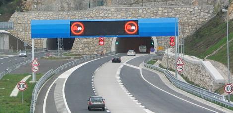Horizontalna prometna signalizacija se uporablja ob robu vozišča na razdalji med 10 in 20 cm od roba vozišča.