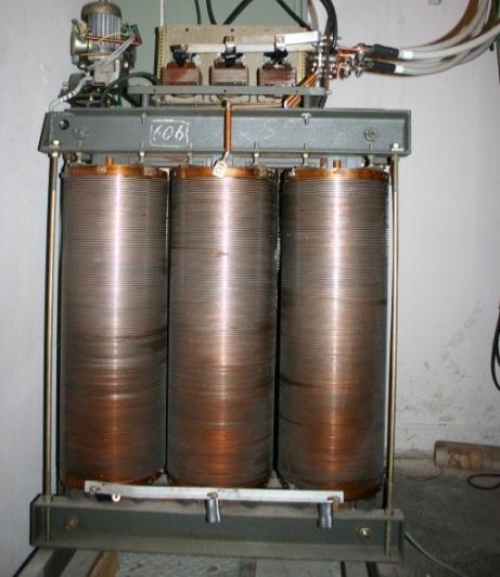 povezan s tremi kabli 150 mm 2. Namenjen je zvezni regulaciji napetosti od 0 do 660 V toka do 100 A.