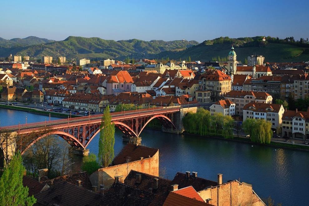 ČUJ TI, V MARIBORU SI! Maribor, drugo največje slovensko mesto, se razteza med gozdnatim Pohorjem na eni ter vinorodnimi griči na drugi strani reke Drave.