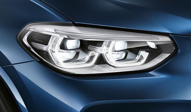 Oprema vključuje tudi BMW Selective Beam, luči, ki aktivno sledijo ovinku, dnevne luči in prilagodljive