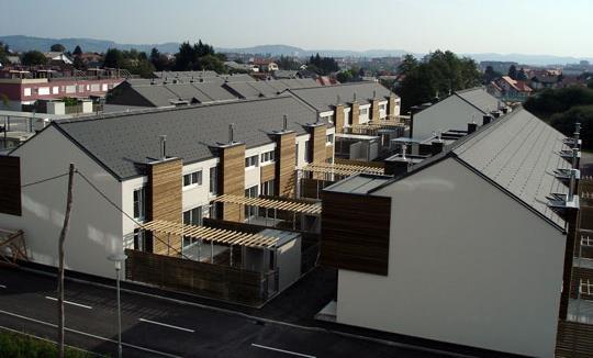 13 hiš, grajenih med letoma 2002 in 2003 naselje pod Pohorjem 1. Sestavljata jih pritličje z atrijem in mansarda, vsaka hiša ima lasten parkirni prostor v neposredni bližini.