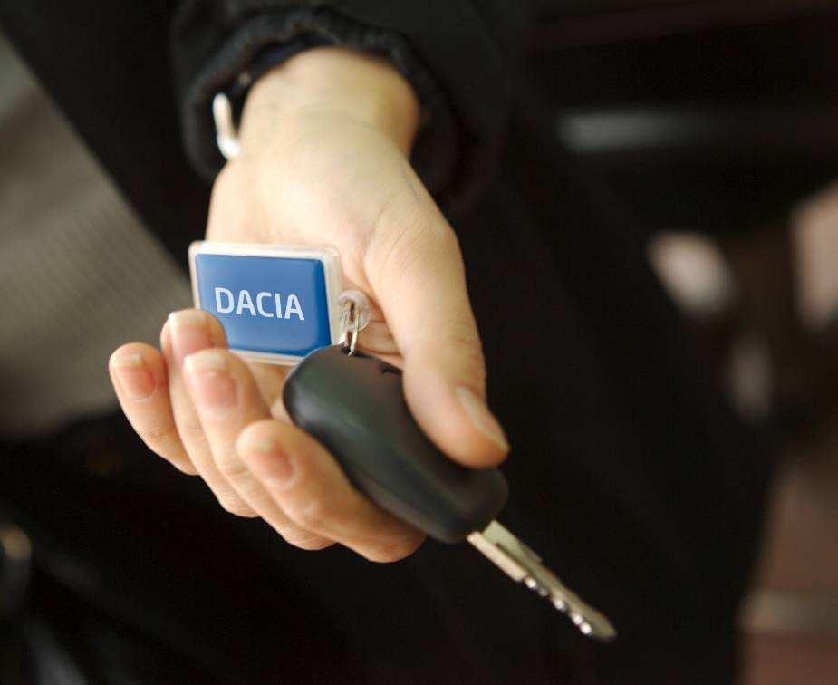 Bolj dosegljivi kot kdajkoli "Kar zadeva obliko, opremljenost in motorje Dacia zdaj ponuja več in boljše za enako ceno! Osrednja hišna modela povečujeta konkurenčnost znamke Dacia na njenih trgih.