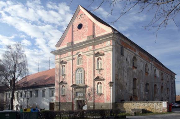 Najpomembnejše zgradbe na Ptuju so: Ptujski grad, Dominikanski samostan Ptuj in Samostan sv. Petra in Pavla (minoriti) ter Proštijska cerkev sv. Jurija (Brence, A. idr., 2003).