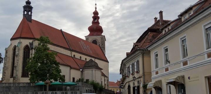 Slika 8: Proštijska cerkev sv. Jurija Vir: Discover Ptuj, 2015 Proštijska cerkev sv. Jurija stoji v starem mestnem jedru. Viri kažejo, da so na tem mestu bile cerkve že vse od 9. stoletja.