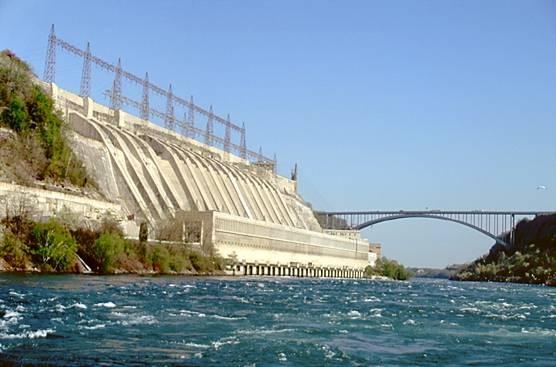 ENERGIJA Slika 73: Elektrarna oskrbuje z energijo tudi del Amerike Kanado odlikuje tudi bogat vir energije, ki jo pridobivajo s pomočjo vode. Z elektriko oskrbuje tudi velik del ZDA.